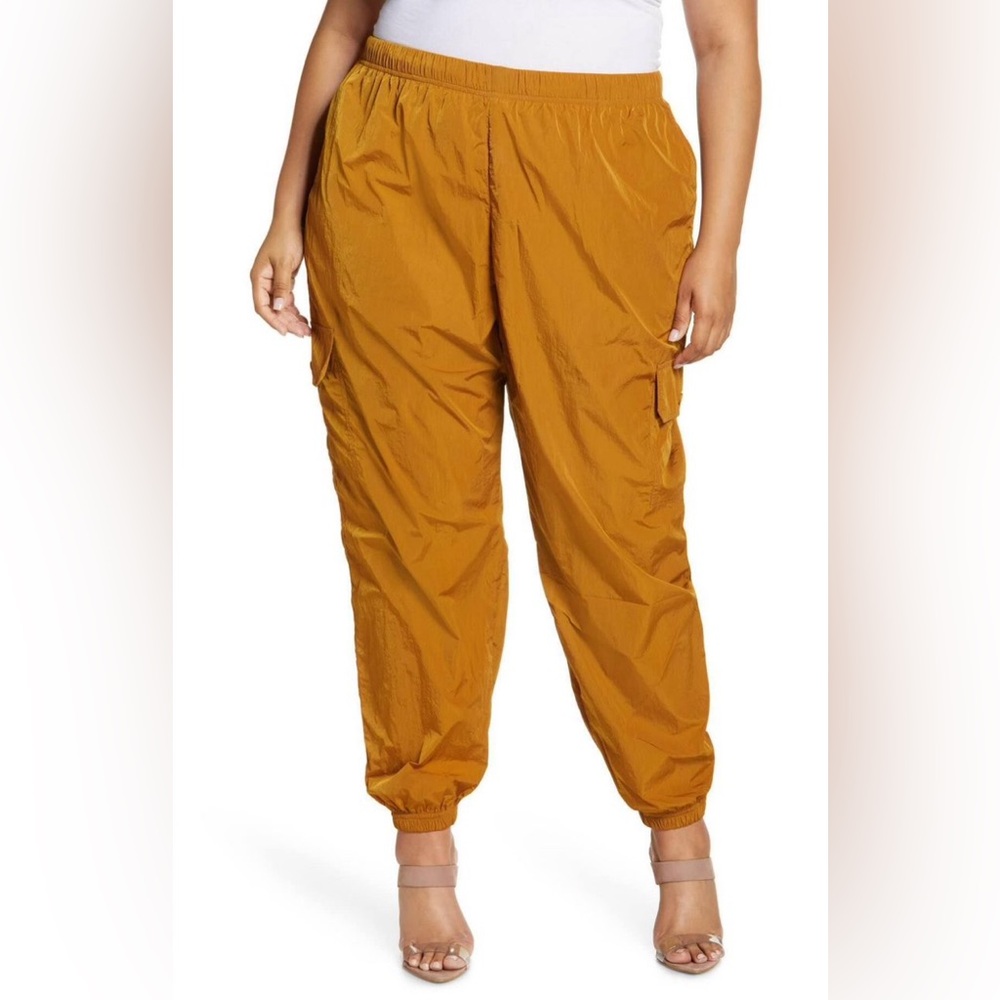 New With Tags Good American Women’s Golden Nylon Cargo Pants, Size 2XL, Trendy